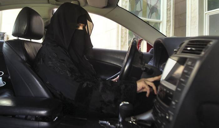 Donne al volante per vivere non per l'immagine dei Saud