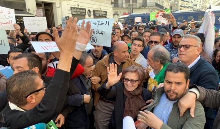 Una marea di algerini in piazza contro Bouteflika