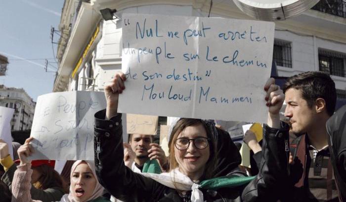 Il regime algerino risponde alle proteste chiudendo le università