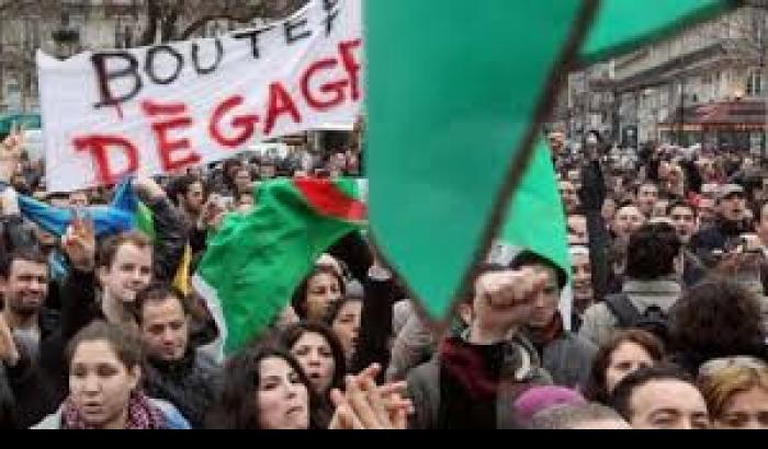 Gli algerini determinati a cambiare il sistema, la mobilitazione continua